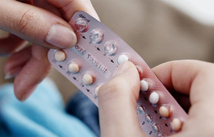 গর্ভ নিরোধক পিল : যদি আপনি নিয়মিত গর্ভ নিরোধক পিল খান তাহলে অতিরিক্ত রসুন খাওয়া থেকে বিরত থাকুন। রসুন গর্ভ নিরোধক পিলের কার্যকারিতা কমিয়ে দেয়।