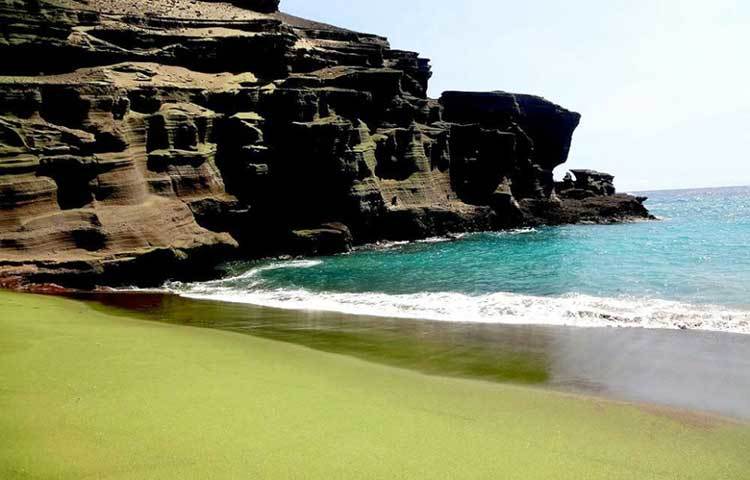 গ্রিন স্যান্ড বিচ, হাওয়াই : &lsquo;মিনারেল অলিভাইন&rsquo; পদার্থের জন্য এখানকার বালির রং সবুজ। সমুদ্রের জলে লাভা ঠান্ডা হওয়ার কারণেই এমন রং হয়েছে।