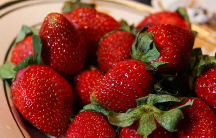 স্ট্রবেরি : আধ কাপ স্ট্রবেরিতে ৪২ মিলিগ্রাম ভিটামিন সি রয়েছে।