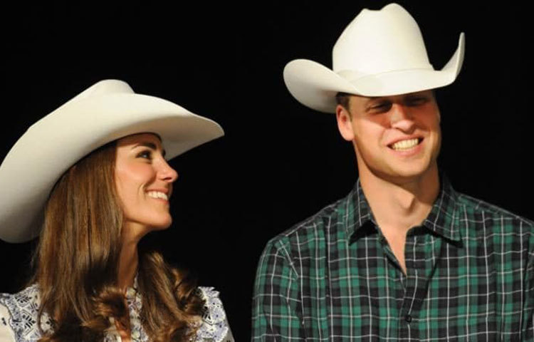 ২০১১ সালে একটি অনুষ্ঠানে হাস্যোজ্জ্বল ব্রিটিশ রাজপুত্র প্রিন্স উইলিয়াম ও রাজবধূ কেট মিডলটন।