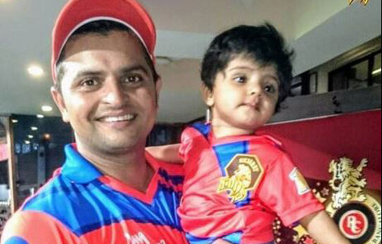 বাবার কোলে গ্রেসিয়া। বাবাকে উৎসাহ দিতে পেরে অনেক আনন্দিত সে।