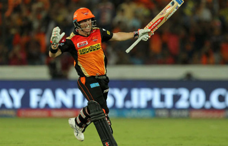 ডেভিড ওয়ার্নার : এবছর কলকাতা নাইট রাইডার্সের বিরুদ্ধে ঘরের মাঠে মাত্র ৪৩ বলে শতরান করেছেন ডেভিড ওয়ার্নার। সানরাইজার্স অধিনায়ক ওয়ার্নার শেষ পর্যন্ত ৫০ বলে ১২৬ রান করে আউট হন।