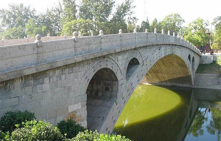 আঞ্জি সেতু : চীনে অবস্থিত সেতুটি চীনের সবচেয়ে পুরনো সেতু। ৬৯৫ খ্রিস্টাব্দে এটির নির্মাণ হয়েছিল। ওই সময় ডিজাইনে সেরা ছিল এটি।