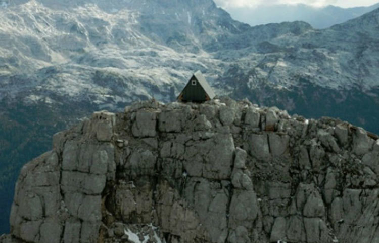 আল্পাস পর্বতের ফরোনন বুইনজের উপর এই ছোট্ট কুঁড়েঘর।