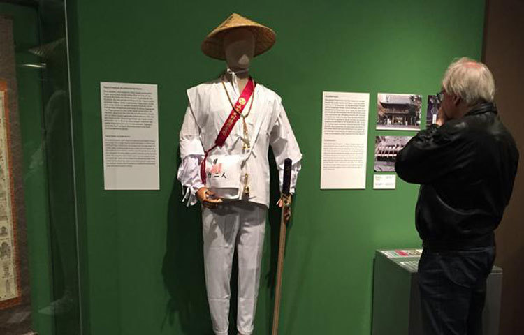 শিকোকু : শিকোকুর তীর্থযাত্রার ধরন অনেকটা সান্তিয়াগো ডি কম্পোসটেলার মতো। তীর্থযাত্রীরা জাপানের দ্বীপটিতে সাদা পোশাক পরে হাতে একটি বই নিয়ে ঘুরতে থাকেন। বইয়ে তারা যেসব মন্দির পরিদর্শন করেন সেগুলোর স্ট্যাম্প দেয়া থাকে।