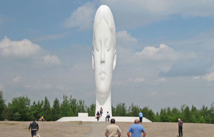 ড্রিমিং গার্ল, সেন্ট হেলেন : লিভারপুর এবং ম্যানচেস্টারের ঠিক মধ্যবর্তী স্থানে অবস্থিত এই মূর্তিটি দেখলেই মনে যেন স্বপ্নে বিভোর হয়ে রয়েছে মেয়েটি।