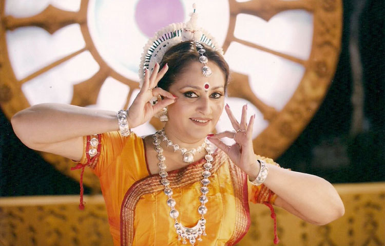 জয়া প্রদা : ১৯৯৪ সালে তেলুগু দেশম পার্টিতে যোগ দেন। একাধিক পার্টি পরিবর্তন করেছেন, বহিষ্কৃতও হয়েছেন। বর্তমানে তিনি কংগ্রেসের সদস্য।