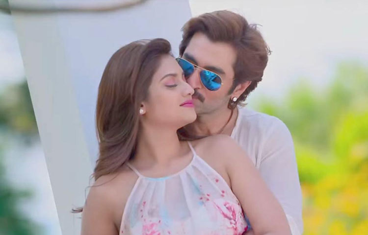 নুসরত জাহান ও জিৎ। ছবি: পাওয়ার।