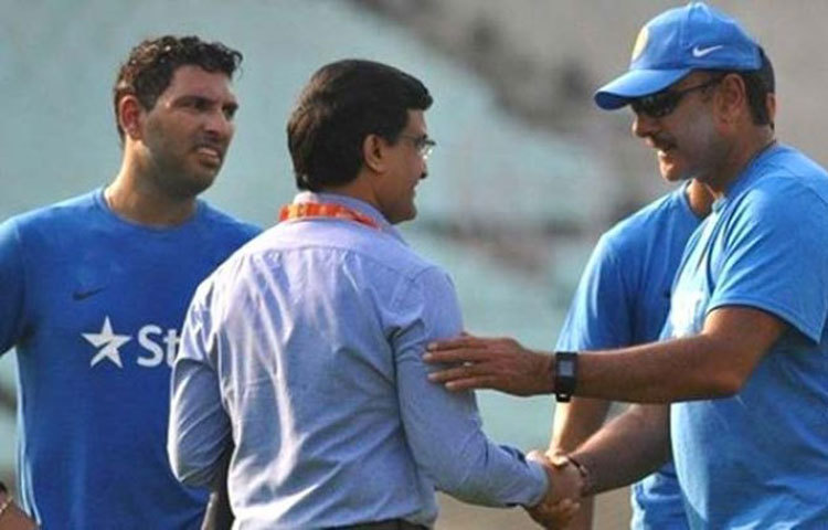 সৌরভ-শাস্ত্রী : ভারতীয় ক্রিকেট টিমের কোচ নির্বাচনে সৌরভ গঙ্গোপাধ্যায়ের ভূমিকা নিয়ে প্রশ্ন তুলেছিলেন রবি শাস্ত্রী। অনিল কুম্বলে কোচ হিসাবে নিয়োগ হওয়ার আগে টিম ডিরেক্টর পদ সামলাচ্ছিলেন রবি শাস্ত্রী। কোচ নিয়োগে অন্যতম দাবিদারও ছিলেন তিনি।