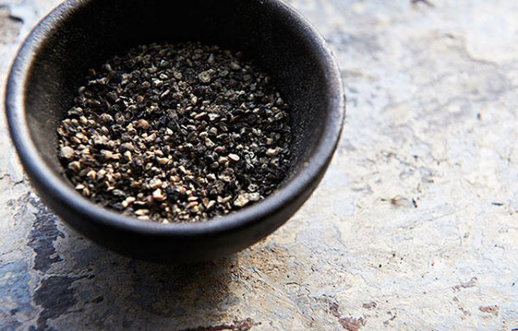 গোলমরিচ : আদার মতোই মেদ ঝরানোর প্রচর গুণ রয়েছে গোলমরিচেরও। শরীরে নতুন ফ্যাট কোষ তৈরি হতেও বাধা দেয় গোলমরিচ।