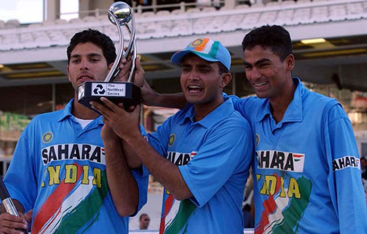 ব্যাটিং অর্ডারে কাইফকে ওপরে তোলা : ২০০৩ বিশ্বকাপে আনোয়ারের শতরানের সুবাদে ২৭৩ রনের বড় স্কোর করে পাকিস্তান। জবাবে সচিনের বিধ্বংসী ইনিংসে ভর করে ম্যাচে ঝাঁকিয়ে বসা ভারত আচমকা পরপর উইকেট খুইয়ে চাপে পড়ে যায়। ম্যাচে দ্রাবিড়, যুবরাজদের আগে কাইফকে নামানোর সিদ্ধান্ত নেন তিনি। পরবর্তীকালে কাইফকে উপরে নামিয়ে একাধিক ম্যাচ জেতে ভারত।