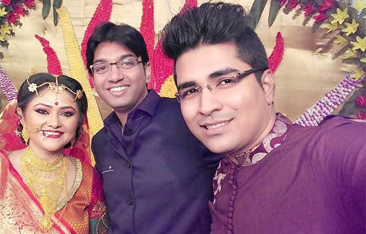 আলাপ থেকেই বন্ধুত্ব ও প্রেম। তার পরেই কনীনিকাকে বিয়ের প্রস্তাব দিতে খুব বেশিদিন দেরি করেননি সুরজিৎ।