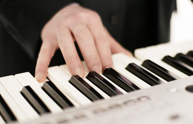 প্রতিদিনের নিয়ম থেকে বেরিয়ে আসুন : ব্রেনকে সব সময় নতুন কিছু শিখতে হয়। তা না হলে মস্তিষ্ক নির্জীব হয়ে যায়। তাই প্রতিদিনের রুটিন ভেঙে অন্যকিছু করুন। মাঝে মাঝে অন্য রাস্তা দিয়ে কর্মস্থলে বা কলেজে যান। নতুন কোনো ভাষা বা যন্ত্র বাজানো শিখুন। এতে ডিমেনশিয়ার ঝুঁকি শতকরা ৭৫ ভাগ কমে যায়। নিউ ইয়র্কের আলবার্ট আইনস্টাইন মেডিকেল কলেজের করা এক সমীক্ষা থেকে জানা গেছে এ তথ্য।