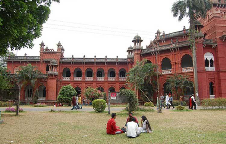 প্রশান্তি চাইলে চলে যান বিশ্ববিদ্যালয় এলাকায় : ঢাকা শহরে কোলাহলমুক্ত জায়গা পাওয়া মুশকিল। পাওয়া যাবেই বা কীভাবে? ছোট্ট শহরটিতে যে এক কোটির বেশি মানুষের বাস। তবে একটা ব্যতিক্রম ঢাকা বিশ্ববিদ্যালয় ক্যাম্পাস। কিছুটা নিরিবিলি, কোলাহলমুক্ত পরিবেশ পাবেন সেখানে।