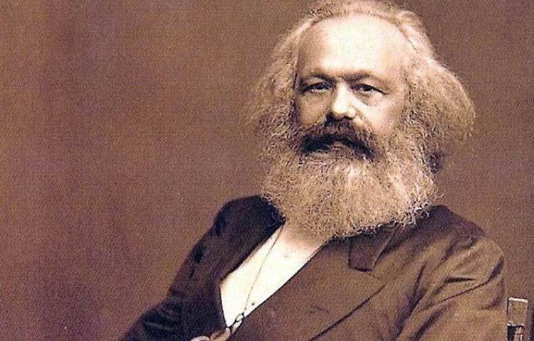 কার্ল মার্কস : একাধারে তিনি দার্শনিক, বিজ্ঞানী, অর্থনীতিবিদ, সমাজতত্ত&iexcl;বিদ, সাংবাদিক। জন্মসূত্রে জার্মান। কিন্তু জীবনের বেশির ভাগ সময়টাই কেটেছে লন্ডনে। তার আগে কখনও প্যারিস, কখনও বা ব্রাসেলস। অভিবাসী তকমা পিছু ছাড়েনি কখনও।