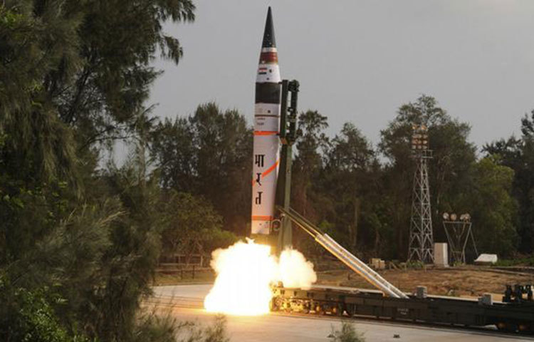 থেমে নেই ভারত: ভারত প্রথম পারমাণবিক পরীক্ষা চালায় ১৯৭৪ সালে। দেশটির কাছে নব্বইটির বেশি আণবিক বোমা রয়েছে। ভারত অবশ্য জানিয়েছে, তারা আগে কোনো দেশকে আঘাত করবে না। অন্যদিকে যেসব দেশের পারমাণবিক বোমা নেই, সেসব দেশের বিরুদ্ধে তারা এ ধরনের বোমা ব্যবহার করবে না কোনোদিন। ছবি: সংগৃহীত