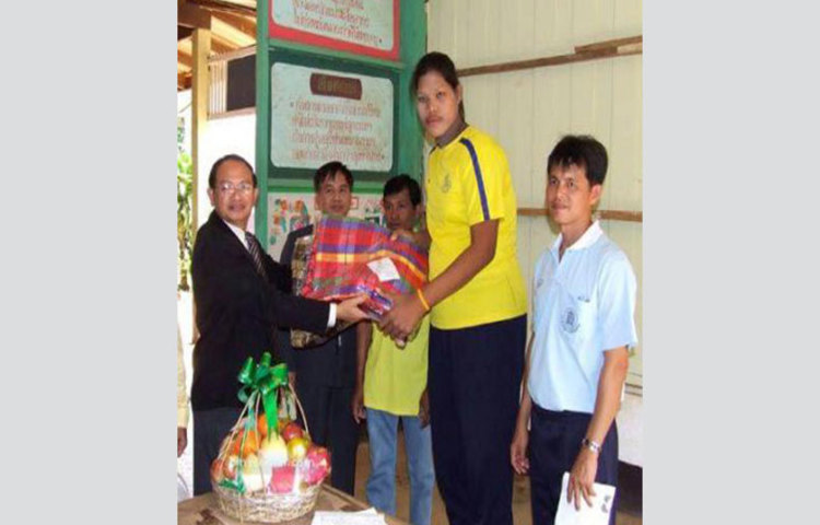 সাত নম্বরে রয়েছেন থাইল্যান্ডের মালি ডুয়াংডি। তার উচ্চতা ৬ ফুট ১০ ইঞ্চি।