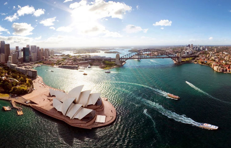 সিডনি, অস্ট্রেলিয়া : এই শহরের সৌন্দর্য ও বিভিন্ন স্থাপনা খুবই সুন্দর। এটি দেখতে প্রতিবছর হাজার হাজার দর্শনার্থী ছুটে আসেন।