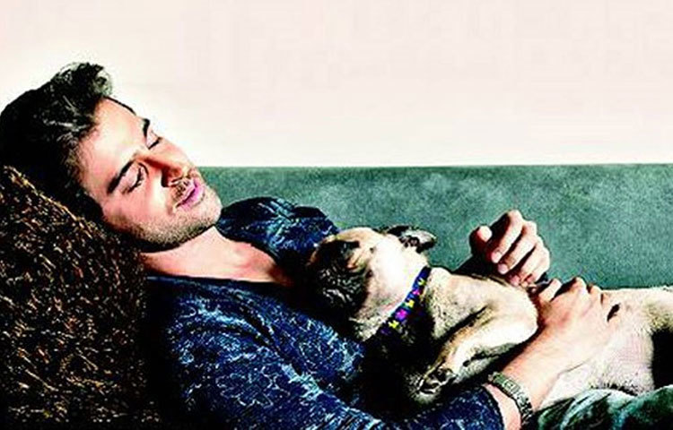 পাগির সঙ্গে ঋত্ত্কি। দুই বন্ধু নিরিবিলি পরিবেশে ঘুমিয়েছে।