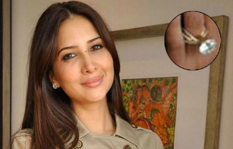 কিম শর্মা : ১৩ ক্যারাটের একটি হিরে বসানো এনগেজমেন্ট রিং কিমকে উপহার দিয়েছিলেন তার স্বামী আলি পুঞ্জানি।