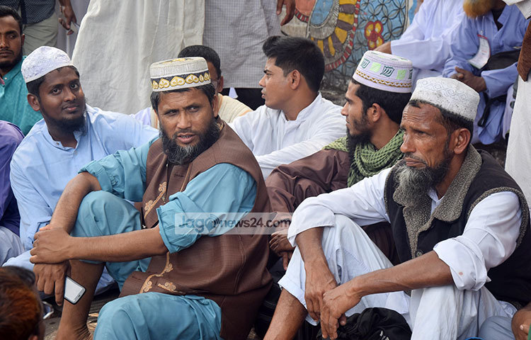 বেশি ভিড় হওয়ায় আলেমরা আশপাশের বিভিন্ন স্থানে দাঁড়িয়ে অপেক্ষা করছেন। আবার কেউ কেউ রাস্তার ফুটপাতেও বসেছেন। ছবি : মাহবুব আলম