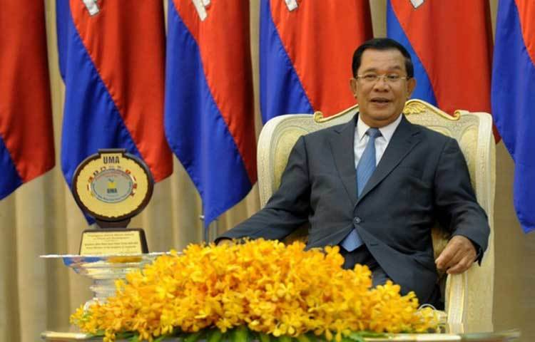 কাম্বোডিয়ার প্রধানমন্ত্রী হুন সেন : তার ফেসবুক অ্যাকাউন্টে ফলোয়ারের সংখ্যা পাঁচ কোটি আশি লাখ। এক্ষেত্রে তিনি মোদীর পরেই তৃতীয় স্থানে।