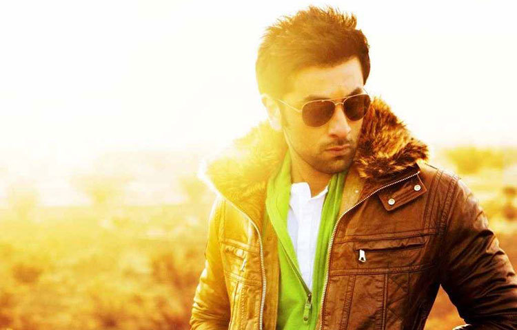 রনবীর কাপুর : মাত্র কয়েক বছরেই অভিনয়ের মাধ্যমে যথেষ্ট সুনাম কুড়িয়েছেন তিনি, বলিউডে এখন তার দৃঢ় অবস্থান। এই তরুণ অভিনেতার সম্পদের মোট পরিমাণ ৫ কোটি মার্কিন ডলার।