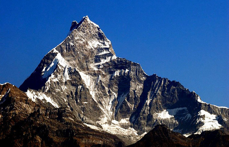 মাচাপুচারে, হিমালয় : সূর্যের আলোয় পাহাড়ের কোল ঝকঝক করছে। এ পাহাড়ের সৌন্দর্যে চোখ জুড়িয়ে যায়।