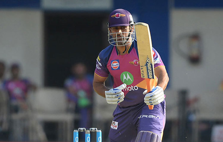 আইপিএলের ইতিহাসে ধোনি ১৪১ টি ছক্কা মেরে সপ্তম অবস্থানে আছেন।