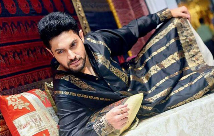 বিক্রম চট্টোপাধ্যায় : তিনি ভারতের সাউথ সিটি ডে কলেজের ছাত্র ছিলেন।