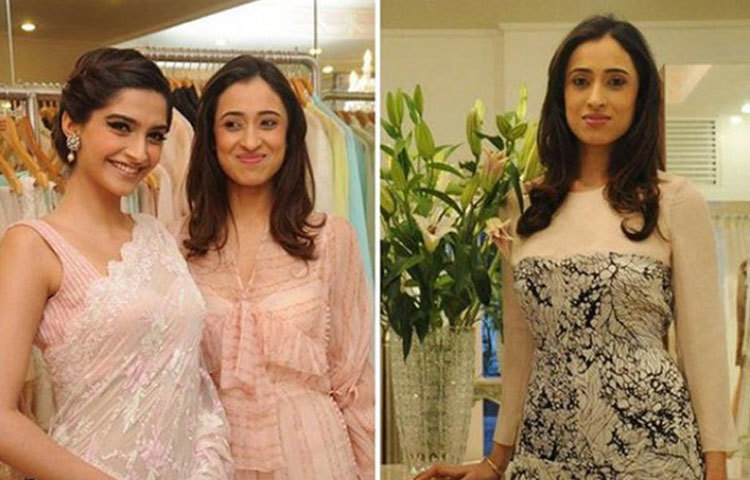 সোনম কাপুর : ফ্যাশন ডিজাইনার শেহলা খান-ই সোনমের প্রিয় বন্ধু। অবসর পেলে তারা দূরে কোথাও ঘুরতে যান।