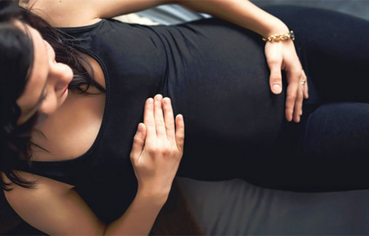 প্রেগন্যান্সি : রসুন শরীর গরম করে। গর্ভাবস্থায় অতিরিক্ত রসুন খেলে তা শরীরের তাপমাত্রা বাড়িযে দেয়। যার ফলে গর্ভপাতের সম্ভাবনা থাকে।