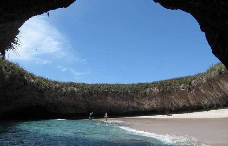 হিডন বিচ, মেক্সিকো : মেক্সিকোর ম্যারিয়েটা দ্বীপের এই সমুদ্রসৈকতটি রয়েছে ৭০ থেকে ১১০ ফুট মাটির নিচে। কথিত, বন্দুকের নিশানা প্র্যাক্টিস করার জন্য, সে দেশের সরকারই নাকি এই জায়গা তৈরি করেছিল।