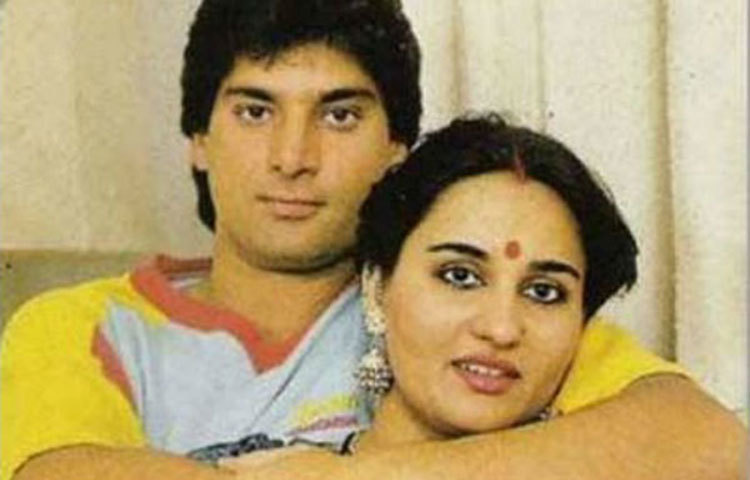 রীনা রায়-মহসিন খান : পাকিস্তানের ক্রিকেটার মহসিন খানকে বিয়ে করেন বলিউডের জনপ্রিয় অভিনেত্রী রীনা রায়। রীনা বিয়ের পরে অভিনয় ছেড়ে দেন। কিন্তু এই বিয়ে বেশিদিন টেকেনি।