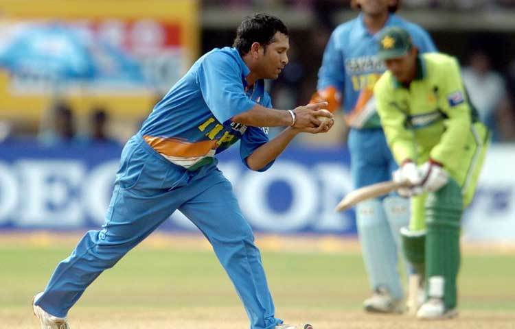 চ্যাম্পিয়ন্স ট্রফিতে সফলদের তালিকায় বিশ্ব ক্রিকেটের সর্বকালের অন্যতম সফল ব্যাটসম্যান শচীন টেন্ডুলকারও আছেন। তিনি ১৬ ম্যাচে ১৪ উইকেট নিয়েছেন।