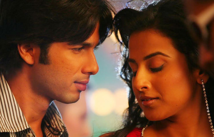 বিদ্যা বালান ও শহিদ কাপুর : প্রায় ৪ বছরের ছোট শহিদের সঙ্গে অভিনয় করেছিলেন বিদ্যা বালান। &lsquo;কিসমত কানেকশন&rsquo; ছবিতে একসঙ্গে তাদের দেখা গিয়েছিল। তবে সেই সময়ে শহিদের একটা &lsquo;চকোলেট বয় ইমেজ&rsquo; ছিল, যার জন্য বিদ্যাকে দর্শক খুব একটা পছন্দ করেনি।