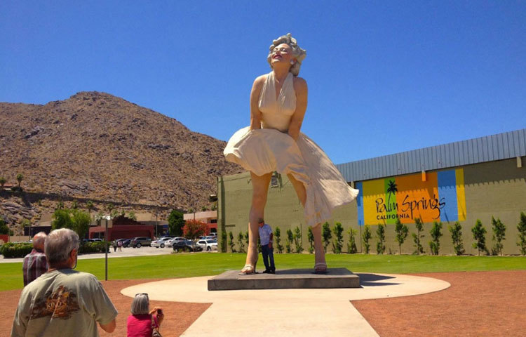 ফরেভার মেরিলিন : মেরিলিন মনরোর এর থেকে বড় মূর্তি বিশ্বের আর কোথাও নেই। মূর্তিটি তৈরি করেছিলেন সেওয়ার্ড জনসন। ২০১১ সালে এই মুর্তিটির উদ্বোধন হয়। প্রথমে শিকাগোতে এই মূর্তিটি থাকলেও পরে এই মূর্তিকে ক্যালিফোর্নিয়ার পাম স্প্রিংস ক্লাবের সামনে সরিয়ে নিয়ে আসা হয়।
