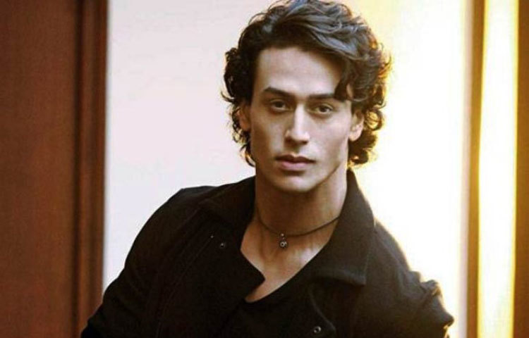 টাইগার শ্রফ : বছরটা বেশ ভালই গেল টাইগারের। এ বছর তার অভিনীত &lsquo;বাগি&rsquo; ৭৭ কোটি টাকা এবং &lsquo;এ ফ্লাইং জাঠ&rsquo; ৪০ কোটি টাকা মিলিয়ে বক্স অফিসে মোট ১১৭ কোটি টাকা আয় দিয়েছেন টাইগার শ্রফ।