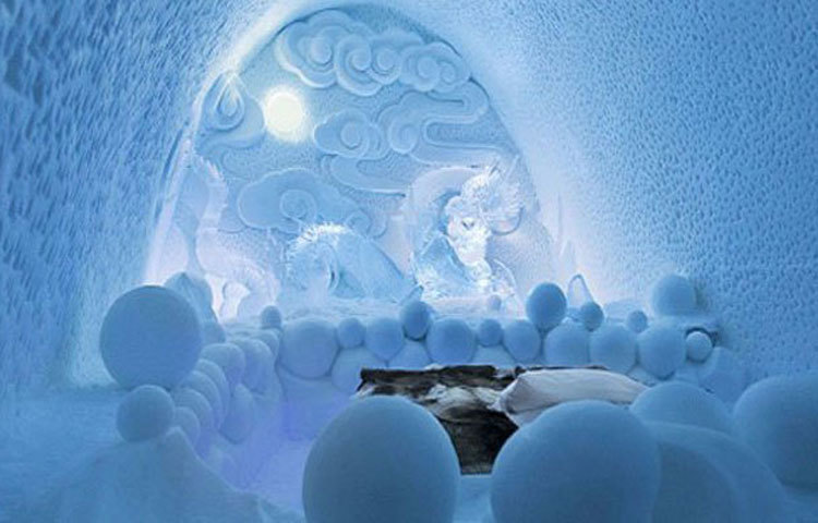 একরাতে নিকটবর্তী হোটেলে স্থান সংকুলান না হওয়ায় অতিথিরা প্রদর্শনী হলটিতে রাত যাপনের জন্য আবেদন করেন। প্রদর্শনী হলটি ছিল বরফের তৈরি।