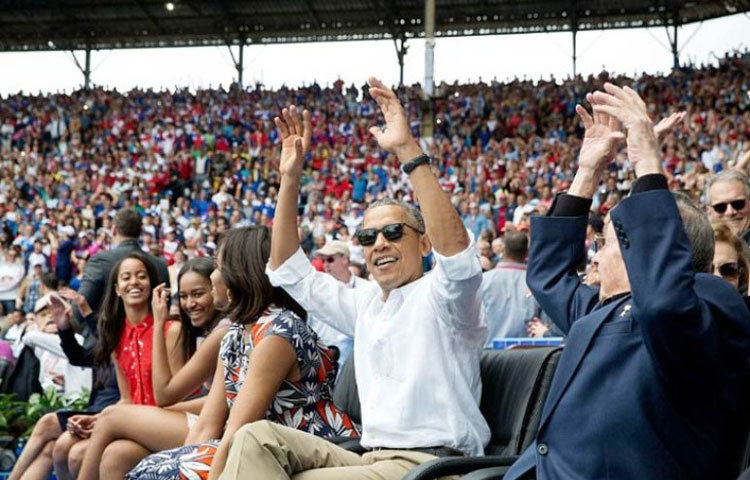 শুধু খুনসুটিই করেন না তিনি। কাজের ফাঁকে মাঝে মধ্যে নেচেও নেন।