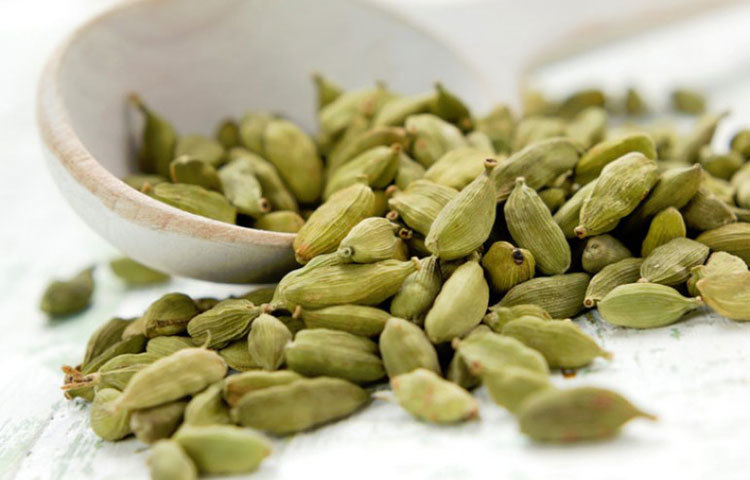 এলাচ : থার্মোজেনিক স্পাইস। অর্থাৎ শরীরের তাপমাত্রা বাড়িয়ে মেটাবলিজমে সাহায্য করে এলাচ। প্রতি দিন চা বা রান্নায় এলাচ দিলে ওজন ধরে রাখতে সাহায্য করে।