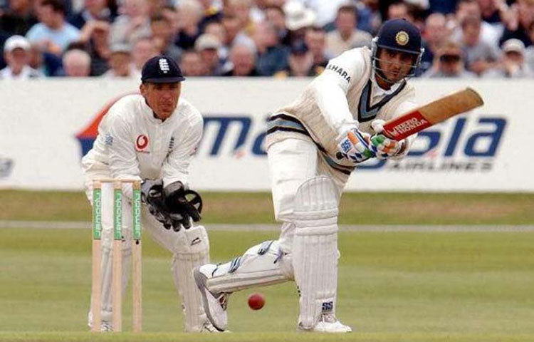 মেঘলা হেডিংলেতে টসে জিতে ব্যাটিং : মেঘলা আবহাওয়ায় পেস সহায়ক উইকেটে টসে জিতে ব্যাটিংয়ের সিদ্ধান্ত নেন সৌরভ। হরভজন এবং কুম্বলেকে চতুর্থ এবং পঞ্চম দিনের উইকেটের সুবিধা দেওয়ার জন্য এই সাহসী সিদ্ধান্ত নেন তিনি। টেস্টে ইংল্যান্ডকে ইনিংস ও ৪৬ রানে হারিয়ে বিদেশের মাঠে অন্যতম সেরা জয় তোলে ভারত।