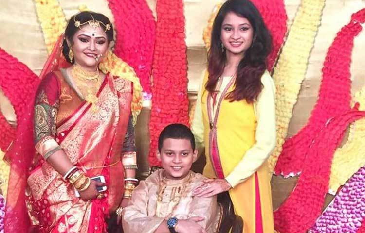 সুরজিতের এটি দ্বিতীয় বিয়ে। তার ১১ বছরের একটি ছেলেও রয়েছে, নাম দ্রোণ। তার সঙ্গে কনীনিকার খুবই ভাল সম্পর্ক বলে শোনা যায়।