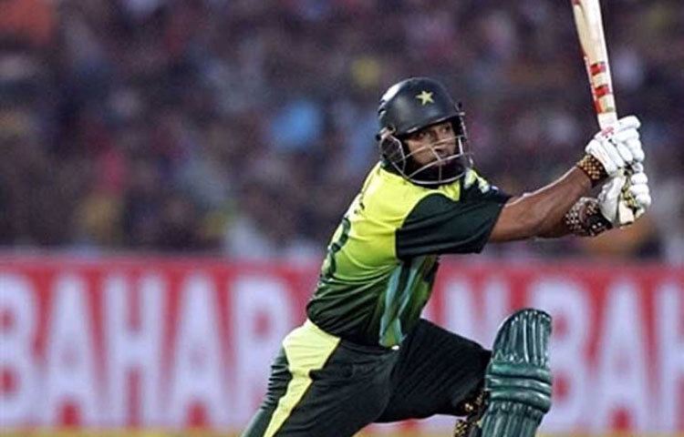 তালিকার একমাত্র পাক ব্যাটসম্যান মহম্মদ ইউসুফ ধোনির চেয়ে এক ইনিংস বেশি খেলে ৯ হাজারের গণ্ডি টপকেছিলেন।