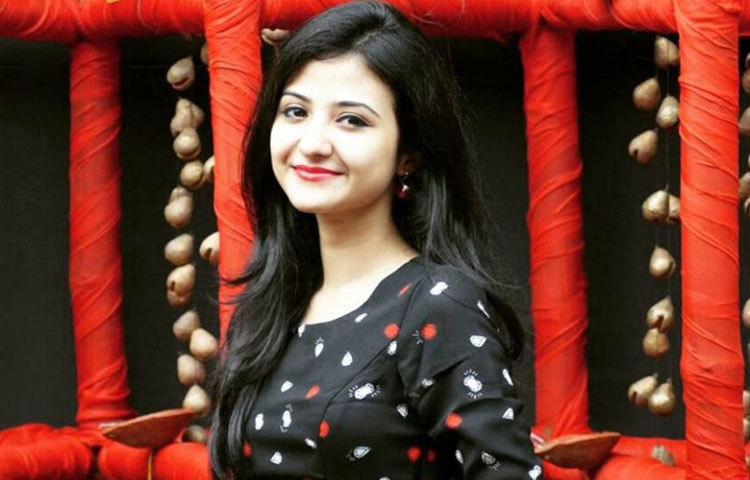 ঐশ্বর্য সেন : তার মিষ্টি হাসির ঐশ্বর্য সবাইকে মুগ্ধ করে। এই সুন্দরী অভিনেত্রীকে সব নির্মাতারা তাদের কাজে পেতে মুখিয়ে থাকেন।