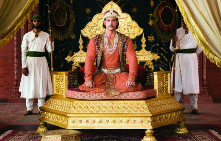 হৃত্বিক রোশন যোধা আকবর : &lsquo;যোধা আকবর&rsquo; ছবির দুর্দান্ত পোশাক নজর কেড়েছিল দর্শকদের। তার মধ্যে স্বয়ং আকবরের ড্রেস তো একটু স্পেশাল হবেই। হৃত্বিকের এ পোশাকের দাম ছিল ২ লক্ষ টাকা।