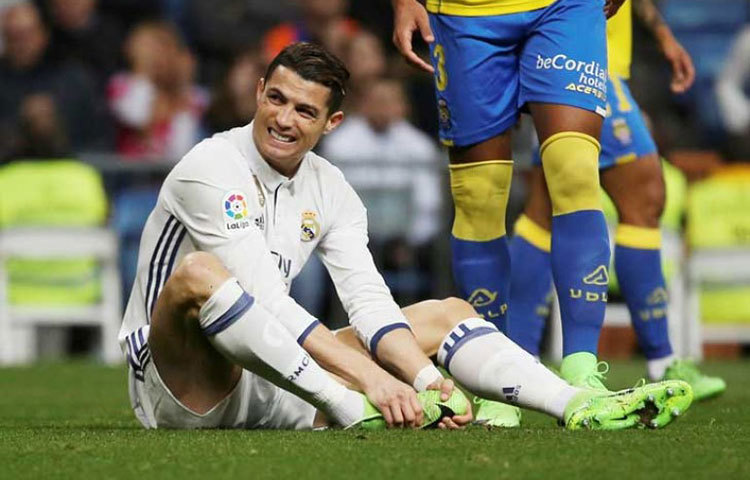 ক্রিশ্চিয়ানো রোনাল্ডো : এই যুগের অন্যতম সেরা ফুটবলার রোনাল্ডোকে ম্যানচেস্টার ইউনাইটেড থেকে কেনে রিয়াল মাদ্রিদ। বর্তমানে তার দর ১০ কোটি পাউন্ড।