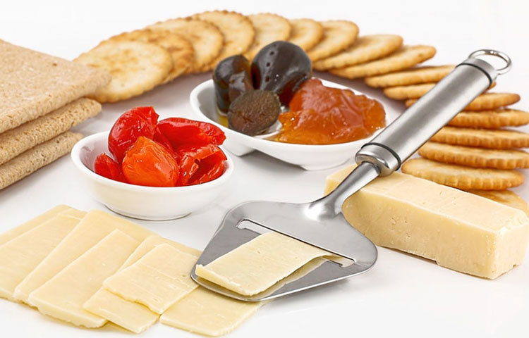 চিজ : চিজে &lsquo;ট্রিপটোফ্যান&rsquo; থাকে, যা এক প্রকার অ্যামাইনো অ্যাসিড। তাই, চিজ খেলে স্ট্রেস কমে যায়। এ কারণে রাতের ঘুমও ভাল হয়।