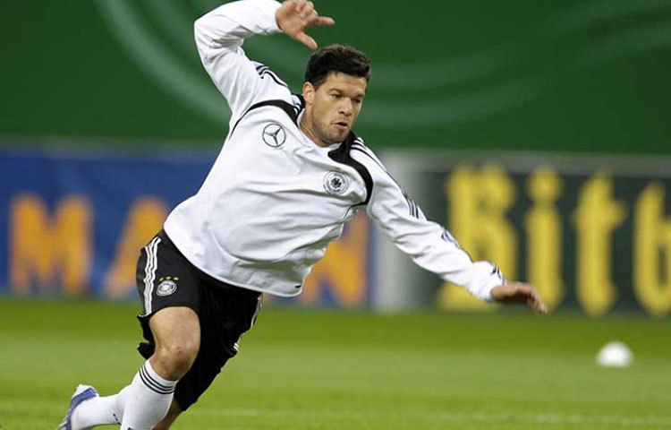 মাইকেল বালাক : বিশ্বের সর্বকালের অন্যতম সেরা মিডফিল্ডারদের তালিকায় অনায়াসে সুযোগ পাবেন এই জার্মান। বহুদিন দলের অধিনায়কত্ব করা বালাককে &lsquo;ফাইনাল ফ্লপ&rsquo; বলা হয়। বেশ কয়েক বার আন্তর্জাতিক ট্রফির কাছাকাছি এসেও খালি হাতে ফিরতে হয়েছে তাকে।