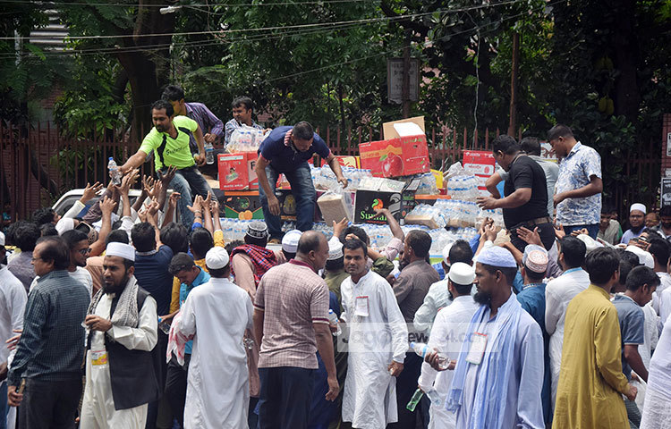 সমাবেশ সূত্রে জানা গেছে, এবারের সমাবেশে সোহরাওয়ার্দী উদ্যানের ৫টি গেট দিয়ে সর্বমোট এক লাখ ৬ হাজার ৭৭৩ জন নিবন্ধিত আলেম প্রবেশ করবেন। ছবি : মাহবুব আলম